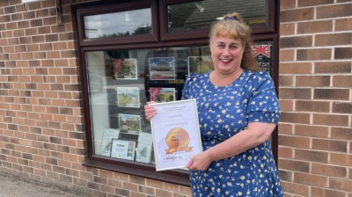 Emsleys staff win prize at AllAgents Award
